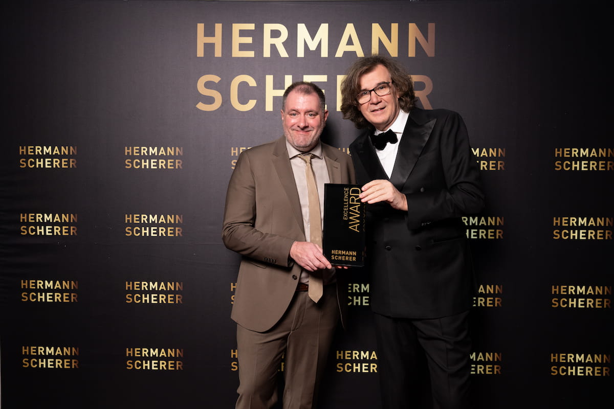 Sebastian Theiler bei der Übergabe des Excellence Awards