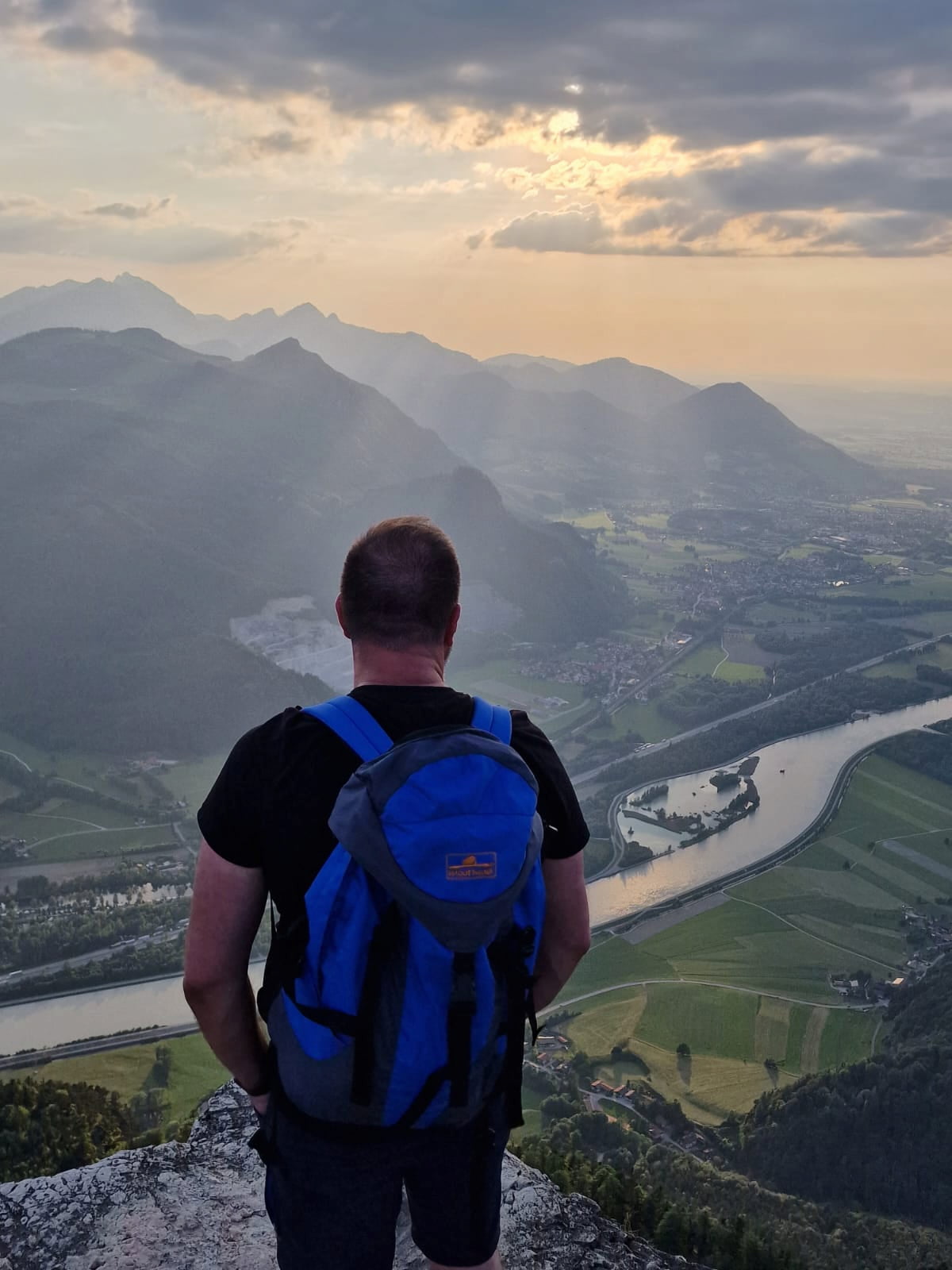 Sebastian Theiler blickt vom Kranzhorn ins Tal