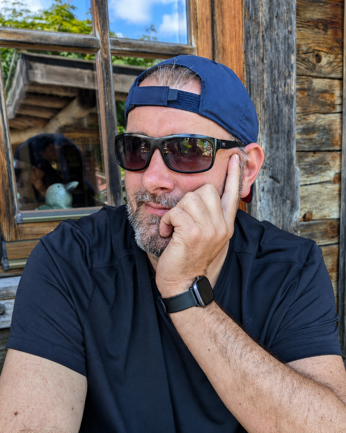 Sebastian Theiler vor einer Berghütte