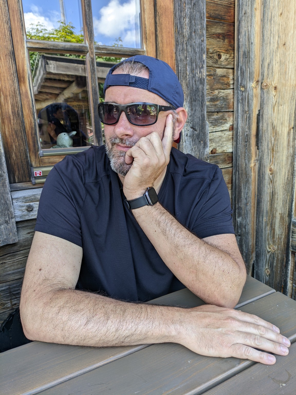 Sebastian Theiler vor einer Berghütte