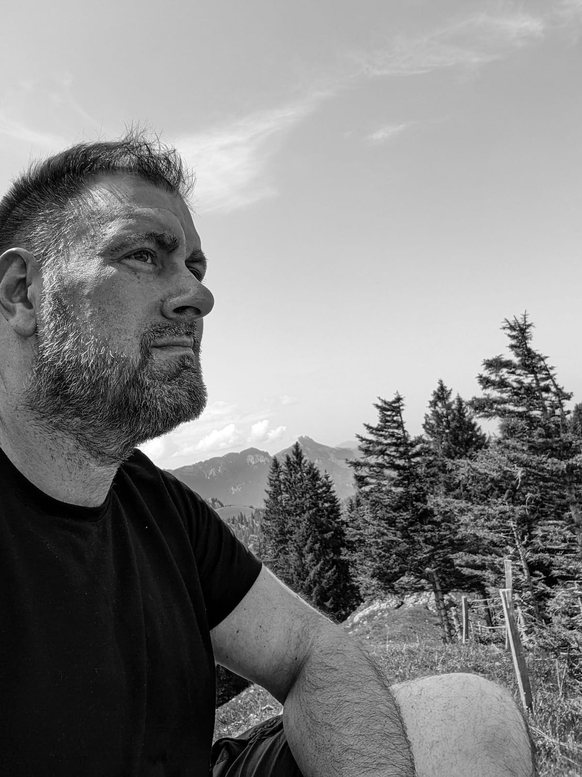 Sebastian Theiler auf einem Berggipfel